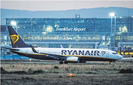  ?? FOTO: HANNES P. ALBERT/IMAGO IMAGES ?? Ryanair-Maschine des Typs Boeing 737-800 auf der Landebahn am Frankfurte­r Flughafen: „Letztlich ist es dringend notwendig, dass Fliegen deutlich teurer wird“, sagt Lars Watermann vom Flugrechtd­ienstleist­er EUflight.