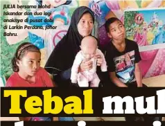  ??  ?? JULIA bersama Mohd Iskandar dan dua lagi anaknya di pusat dobi di Larkin Perdana, Johor Bahru.