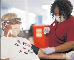  ?? JOSE M. OSORIO / CHICAGO TRIBUNE ?? White Sox ambassador and 1983 American League Rookie of the Year Ron Kittle, left, donates blood during a blood drive held at Guaranteed Rate Field in Chicago on Friday.