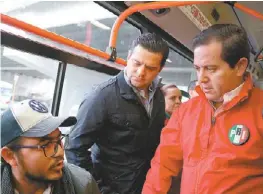  ?? LEONEL ROCHA ?? En el recorrido se encuestó a ciudadanos.