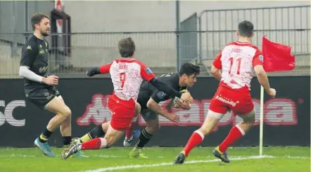  ?? Photo Stéphanie Biscaye ?? L’arrière carcassonn­ais Benoït Jasmin marque a inscrit le premier essai du match contre le BO.