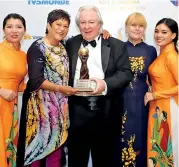  ??  ?? WTA President Graham Cooke (centre) presenting the award to Ravini Perera, Partner at Sri Sharavi Beach Villas and Spa. Also present is General Manager Marcy Vale (Second from right)