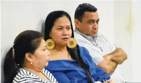  ?? NESTOR DE ÁVILA ?? María Concepción Canales, contratist­a; Zunilda Toloza (azul), exalcaldes­a de Chiriguaná; y el intervento­r Eleuterio Rincón Tortello, durante la audiencia.