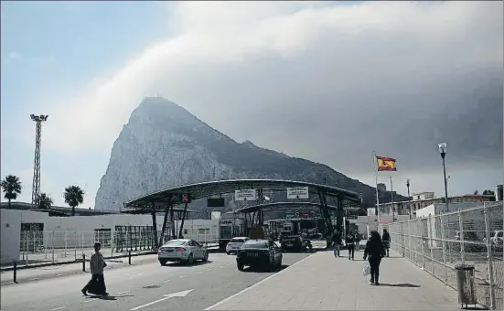  ?? JON NAZCA / REUTERS ?? La frontera que dona entrada al territori de Gibraltar, a La Línea de la Concepción