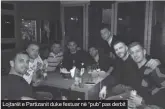  ??  ?? Lojtarët e Partizanit duke festuar në “pub” pas derbit