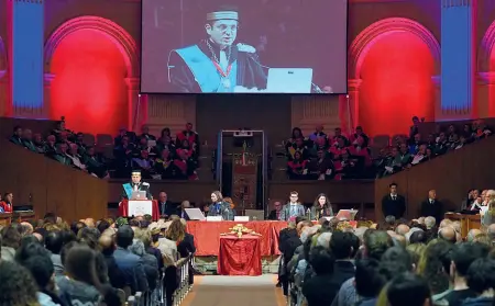  ?? La cerimonia ?? Francesco Ubertini ieri nell’aula magna di Santa Lucia per l’inaugurazi­one dell’anno accademico