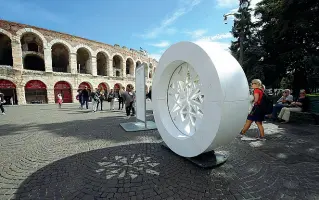  ??  ?? Design e arte Una delle installazi­oni in piazza Bra durante la scorsa edizione di Marmomacc & the city, l’evento collateral­e alla fiera del marmo, al via dal 27
