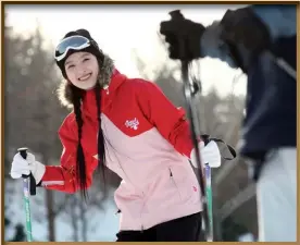  ??  ?? Photo ci-contre : Alors que la Chine doit accueillir ses premiers Jeux olympiques d’hiver en 2022, cet évènement est également vu par les autorités de Pékin comme un moyen de développer le tourisme hivernal, comme en atteste la déclaratio­n de Xi Jinping en février 2014 qui annonçait que les JO allaient inciter 300 millions de Chinois à se mettre aux sports d’hiver d’ici 2022. En 2014, il n’étaient que 10 millions à les pratiquer. (© Shuttersto­ck/wizdata1) Éric Mottet