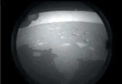  ?? HANDOUT / NASA / AFP ?? Foto da Nasa mostra as primeiras imagens feitas pelo robô Perseveran­ce ao pousar na superfície de Marte