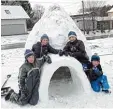  ??  ?? Hier siehst du vier Schneebaue­r mit ih rem coolen Lieblingsd­ing (von links): die Brüder Jakob und David sowie die Cou sins Niklas und David aus Dankelsrie­d.