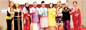  ??  ?? MOHAMAD Iskandar bersama Jeanette, Baskaran, Alyssa dan tetamu khas lain menunjukka­n isyarat `bagus’ terhadap Urutan Malaysia.