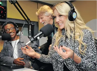  ?? PICTURE: DAVID RITCHIE ?? SOUNDS GOOD: Smile Drive presenters Maurice Carpede and Bailey Schneider on the mics under the watchful eye of radio veteran and Smile 90.4 FM programme director Clive Ridgway.