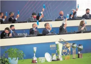  ?? // EFE ?? Joan Laporta y su junta, ayer durante la asamblea