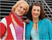  ?? FOTO: EPPINGER ?? Die Hauptdarst­ellerinnen Eve Rades als Bibi und Vera Weichel als Tina (v.l.) vor der LanxessAre­na in Deutz.