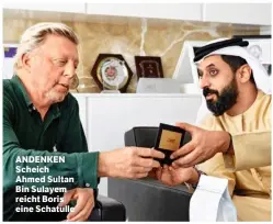  ??  ?? ANDENKEN Scheich Ahmed Sultan Bin Sulayem reicht Boris eine Schatulle