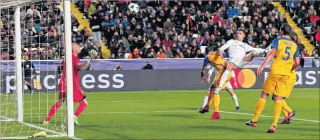  ??  ?? SU ÚLTIMO GOL EN CHAMPIONS. Cristiano marcó el quinto de los seis goles que el Madrid le endosó al APOEL el pasado 21 de noviembre.