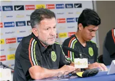  ?? /IMAGO7 ?? El técnico Juan Carlos Osorio y Érick Gutiérrez atienden a los reporteros en el Alamodome.