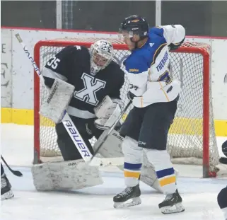  ?? - Collaborat­ion spéciale: Normand A. Léger ?? Marc-Anthony Therrien (27), des Aigles Bleus de l’Université de Moncton, a marqué à deux reprises contre le gardien Chase Marchand, des X-Men de l’Université St. Francis Xavier, vendredi soir.