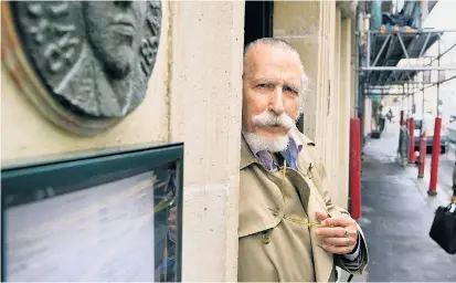  ??  ?? Georg Stefan Troller ermittelte die andere, unzugängli­chere Seite von Paris. Hier sieht man den Filmemache­r und Journalist­en vor dem ehemaligen Hotel d’Alsace in der Rue des Beaux-Arts.