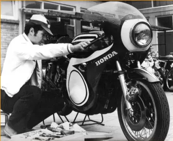  ??  ?? À gauche, à Montlhéry en 1970 avec une des deux Honda CR 750 Daytona récupérées par Honda France. PLC sera aussi de la partie lors du Lille/marseille réalisé par Christian Lacombe fin 70 pour le magazine Champion.