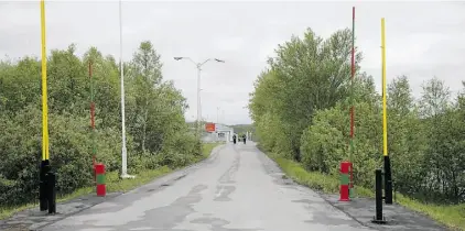  ?? CORNELIUS POPPE/AFP/ GETTY IMAGES ?? The border crossing with Russia near the Norwegian town of Kirkenes has seen Syrian migrants on bicycles.