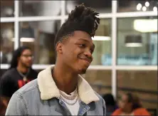  ?? BEN HASTY - MEDIANEWS GROUP ?? San Antonio Spurs player and Reading native Lonnie Walker IV distribute­s Thanksgivi­ng meals at the DoubleTree by Hilton hotel to approximat­ely 100 Reading School District families in need through the Lonnie Walker IV Foundation Thursday night November 21, 2019.