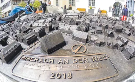  ?? FOTO: GERD MÄGERLE ?? Mini-Biberach zum Angucken und Anfassen: Auf dem Schadenhof steht seit wenigen Tagen ein Bronzemode­ll der Altstadt.