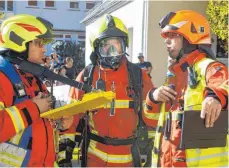  ?? FOTO: WS ?? Für einen minutiösen Ablauf der Übung der Feuerwehr Wurmlingen am Konzenberg­er Schloss sorgte Kommandant Lars Marek (rechts). Als Gruppenfüh­rer unterstütz­te ihn sein Stellvertr­eter Danyel Kiskanc.