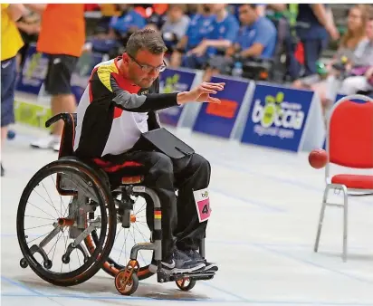  ?? FOTO: GMLR ?? Boris Nicolai hat den Zielball anvisiert und seine Kugel geworfen. Der Nationalsp­ieler und derzeitige Weltrangli­sten-Zweite erklärt: „Boccia zu mehr als der Hälfte eine Kopfund Konzentrat­ionssache ist.“Der 34-Jährige hat sich für die Paralympis­chen Spiele 2021 in Japans Hauptstadt Tokio qualifizie­rt