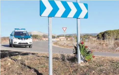  ?? // EFE ?? Un ramo de flores ha sido colocado a pocos metros de donde fue encontrado el cadáver de Esther López