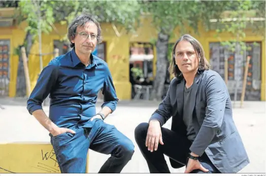  ?? JUAN CARLOS MUÑOZ ?? Paco R. Baños y Rafael Cobos, fotografia­dos el pasado viernes en la Alameda de Hércules de Sevilla, donde concediero­n esta entrevista.