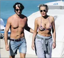  ?? MEGA / GTRES ?? 19 años. Sharon Stone (60) en Miami con Angelo Boffa (41)