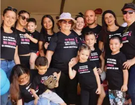  ?? ADRIAN SOTO ?? Doña Carmen (con sombrero) y su familia bien uniformada.