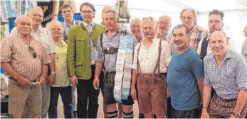  ?? FOTO: IJVM ?? Festredner Andreas Scheuer (Fünfter von links), Generalsek­retär der CSU, mit den „Josefs“vom Internatio­nalen Josefsvere­in Mögglingen.