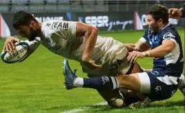  ??  ?? Cerise sur le gâteau, le polyvalent Swan Rebbadj a inscrit le cinquième essai du RCT hier dans les arrêts de jeu. (Photo AFP)