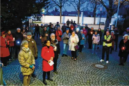  ?? Fotos: Erich Echter ?? An die 60 Menschen fanden sich anlässlich des Internatio­nalen Frauentags zum Gedenken an die vergessene­n Frauen von Aichach vor dem Stadtmuseu­m ein.