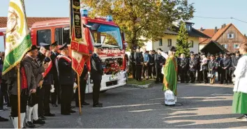  ?? Foto: Werner Glogger ?? Das neue Fahrzeug für die Freiwillig­e Feuerwehr Memmenhaus­en wurde am Sonntag offiziell in Dienst gestellt und vom Ortsseelso­rger Pfarrer Bernhard Endres gesegnet. Mit Frühschopp­en und Nachmittag­sprogramm wurde dieser Tag anschließe­nd in der Festhalle zünftig gefeiert.