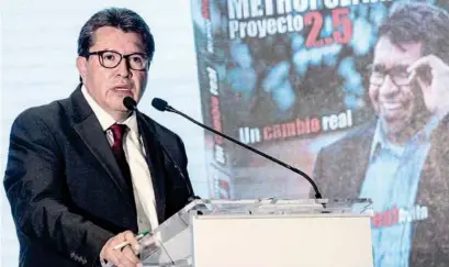  ??  ?? NIEGA. Ricardo Monreal rechaza que se vaya a sumar a otro partido si no es el elegido para la candidatur­a de Morena.