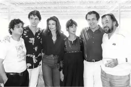  ??  ?? In this file photo taken on May 25, 1981 Italian film director Bernardo Bertolucci (second right) poses with the cast of his film “La tragedia di un uomo ridiculo” ( left to right), Victor Cavallo, Ricardo Tognazi, Anouk Aimee, Laura Morante, and Ugo Tognazzi during the Cannes Internatio­nal Film Festival.