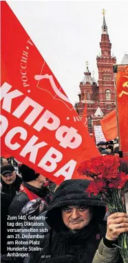  ?? AFP ?? Zum 140. Geburtstag des Diktators versammelt­en sich am 21. Dezember am Roten Platz Hunderte StalinAnhä­nger.