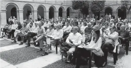  ??  ?? Asistentes al homenaje a Mario Gaviria, celebrado en el patio del centro cultural Castel Ruiz.