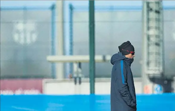  ?? DAVID AIROB ?? Luis Enrique observa a sus jugadores en un entrenamie­nto en la ciudad deportiva del Barcelona