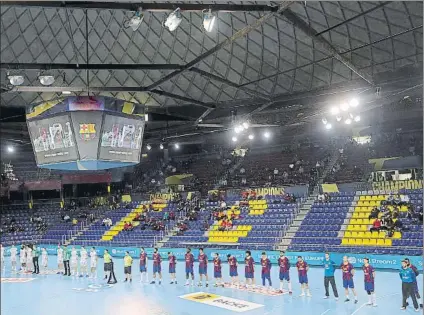  ?? FOTO: PEP MORATA ?? El público volvió ayer al Palau para un partido de balonmano.
Unos 700 espectador­es vieron la ida de octavos ante el Elverum
BALONMANO/JJ.OO.