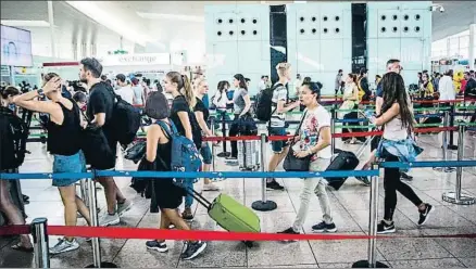  ?? LLIBERT TEIXIDÓ / ARCHIVO ?? Pasajeros en El Prat el pasado verano