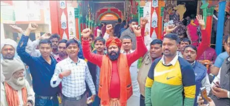  ?? HT ?? ■
Ayodhya locals celebratin­g the announceme­nt of trust for temple constructi­on by PM Narendra Modi on Wednesday.