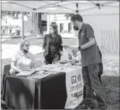  ?? Shelly Thorene
/ Union Democrat ?? Thomas Vigil, 36, of Angels Camp (right) picks up informatio­n at the Firewise USA booth at Courthouse Square in downtown Sonora on Tuesday from Highway 108 Firewise Coordinato­r Karen Caldwell (left) and Kim Alaniz-roe, administra­tive assistant to Tuolumne County Fire Chief Andy Murphy.