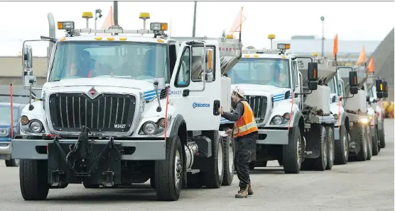 ?? LARRY WONG ?? Trucks in Edmonton prepare to leave for Calgary on Tuesday evening. A work crew of 60 left the capital with 30 snow plows to help Calgary with snow removal.