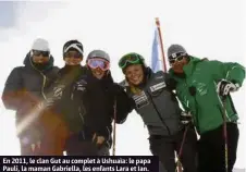  ?? (COLLECTION PRIVÉE) ?? En 2011, le clan Gut au complet à Ushuaïa: le papa Pauli, la maman Gabriella, les enfants Lara et Ian. Luca Agazzi, alors coach de la skieuse, complète le groupe.