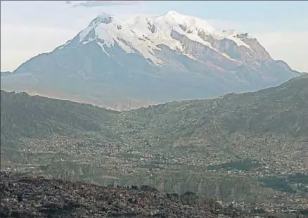  ?? MARTIN ALIPAZ / EFE ?? El macizo del Illimani, cuya cumbre supera los 6.400 metros de altura