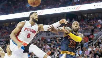  ??  ?? LeBron James, delantero de los Cavaliers de Cleveland, pasa el balón ante la presión defensiva de Andre Drummond, centro de los Pistons de Detroit. James encabezó la ofensiva de Cleveland con 20 tantos.